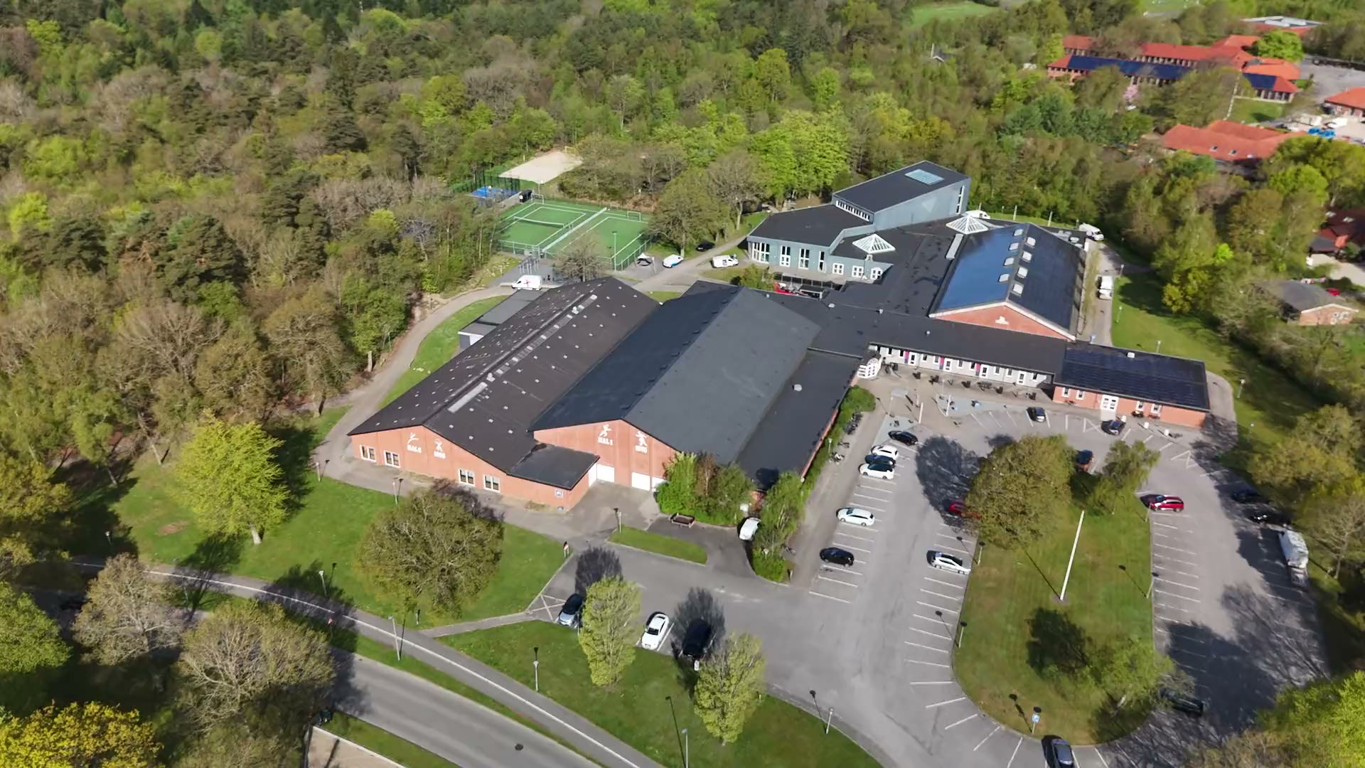 Sportspark Blaavandshuk i skoven set fra luften